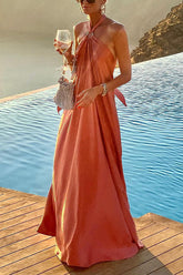 Vestido largo con cuello halter y espalda descubierta